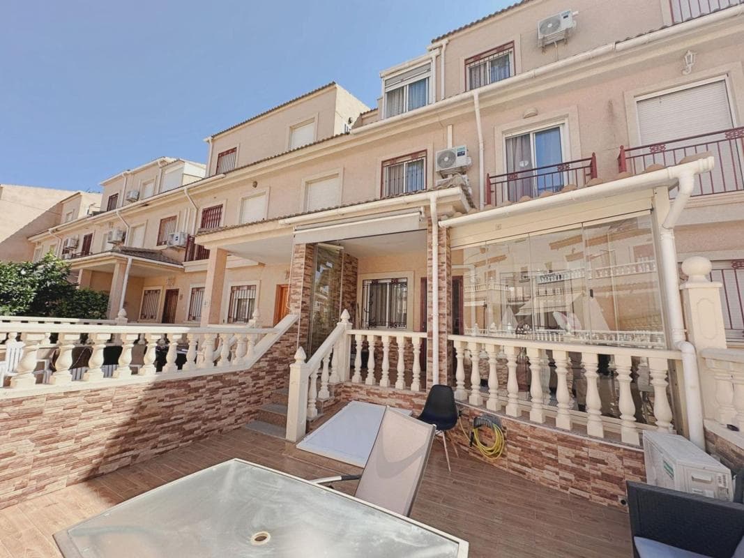 Chalet pareado, 3 dormitorios — Orihuela