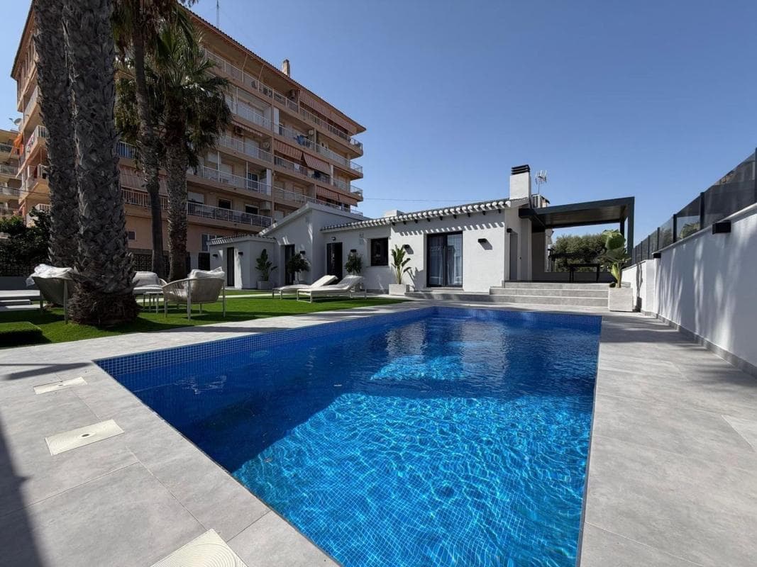 Villa, 4 Schlafzimmer — Torrevieja